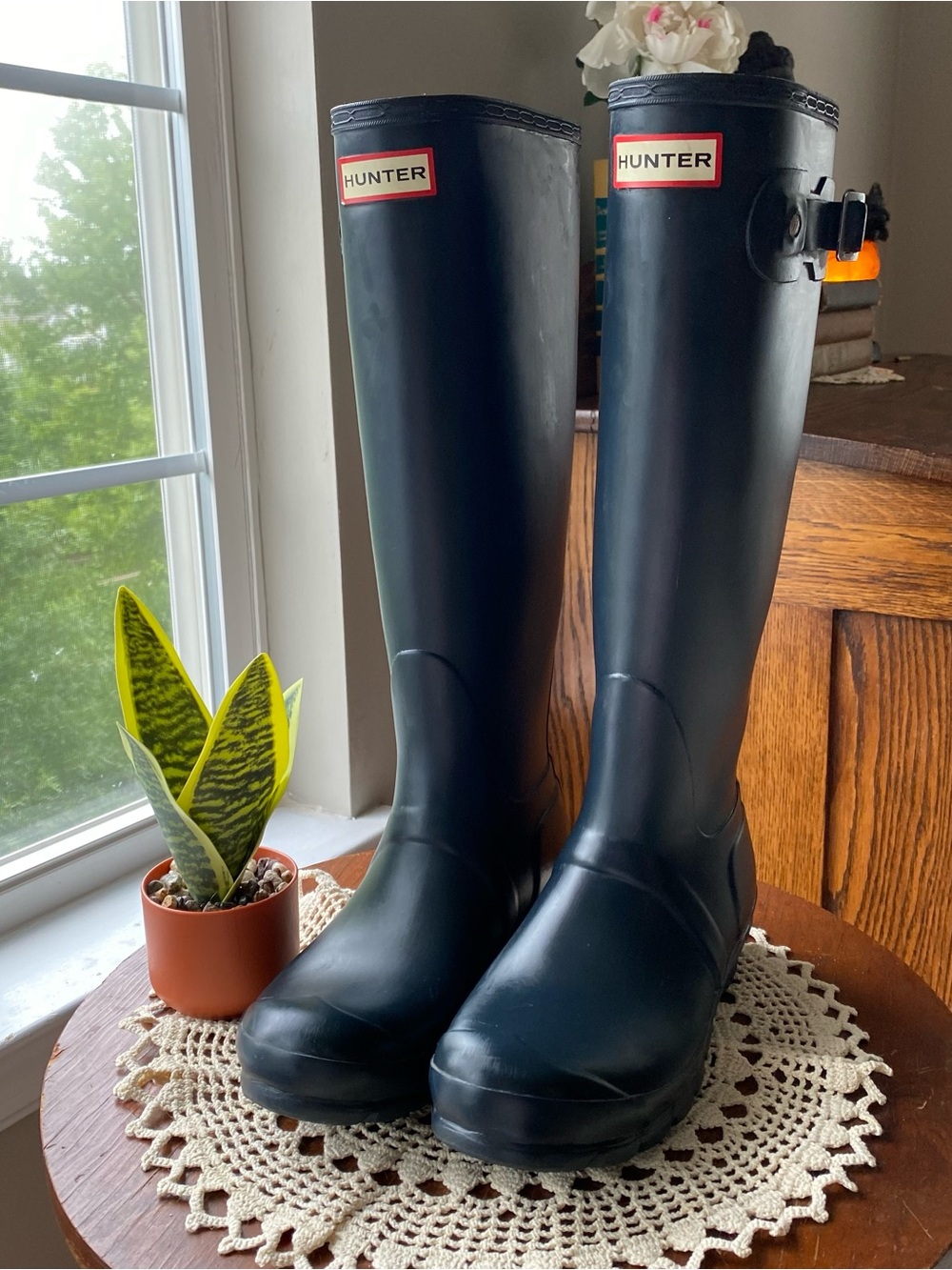 Hunter Matte Navy Tall Rain Boots with Red Logo EUC